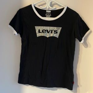 NWOT Levi’s t-shirt 100% cotton